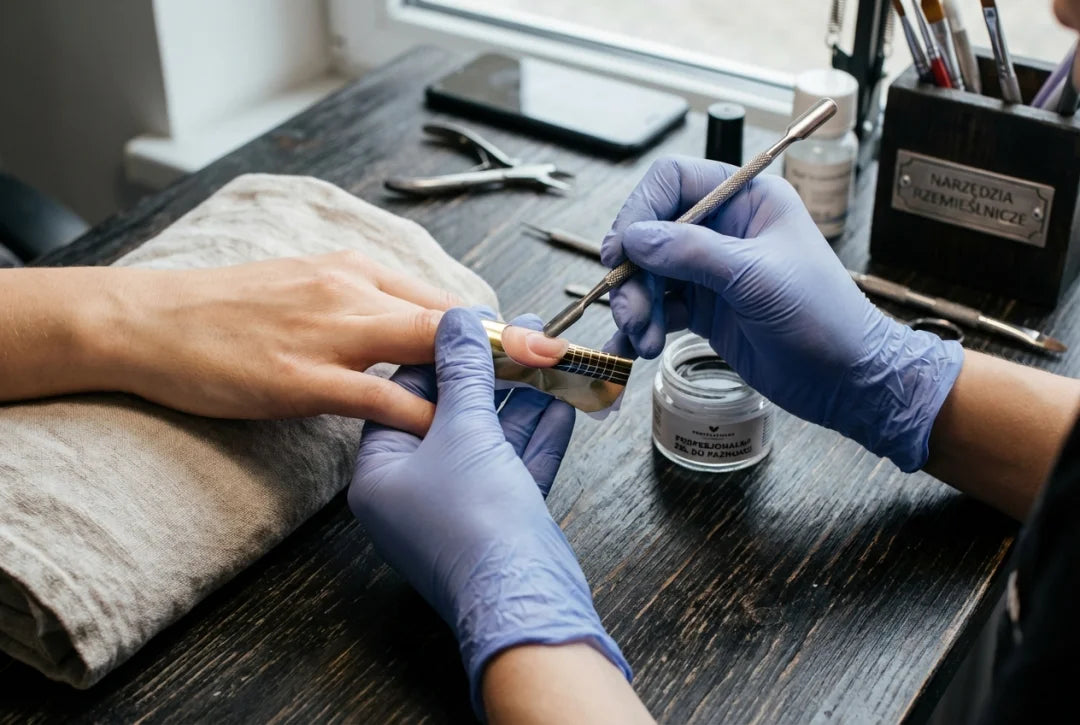 Przedłużanie paznokci na formie: stabilna konstrukcja bez poprawek