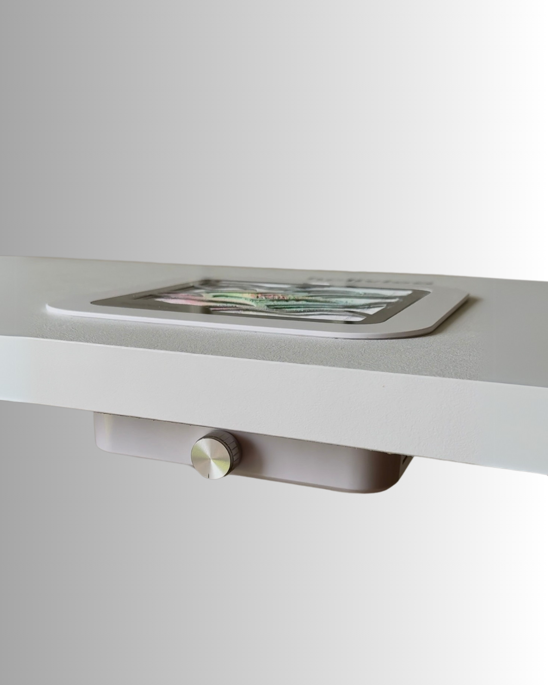 Holivica manikúrový stôl s výrezom na odsávačku prachu